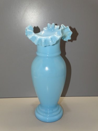 -ANCIEN VASE OPALINE BLEUE BORD COL VOLANTE XXe COLLECTION  BOUQUET FLEURS   D