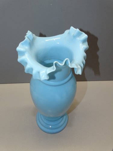 -ANCIEN VASE OPALINE BLEUE BORD COL VOLANTE XXe COLLECTION  BOUQUET FLEURS   D