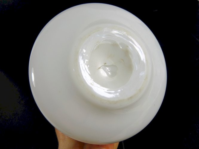 Ancien vase opaline de cristal blanche décor émaillé de blason et or fin H- 20cm