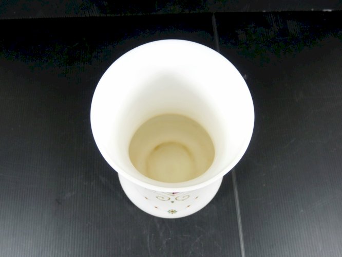 Ancien vase opaline de cristal blanche décor émaillé de blason et or fin H- 20cm
