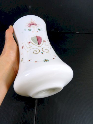 Ancien vase opaline de cristal blanche décor émaillé de blason et or fin H- 20cm