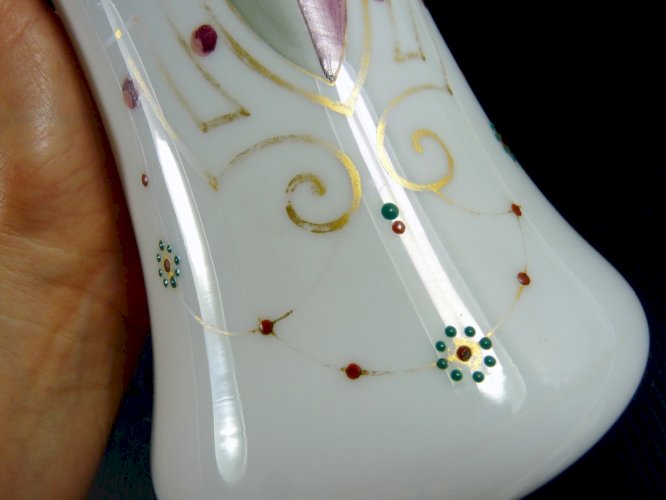 Ancien vase opaline de cristal blanche décor émaillé de blason et or fin H- 20cm