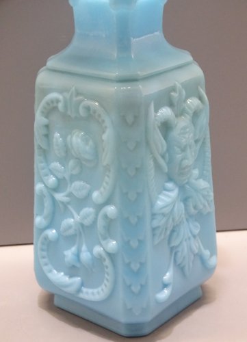 -ANCIEN VASE OPALINE de FOIRE BLEUE décor de Tête de DIABLE et Fleurs VITRINE  D