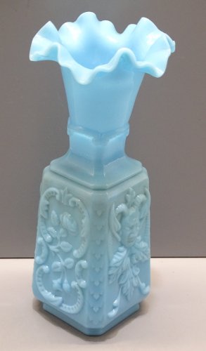 -ANCIEN VASE OPALINE de FOIRE BLEUE décor de Tête de DIABLE et Fleurs VITRINE  D