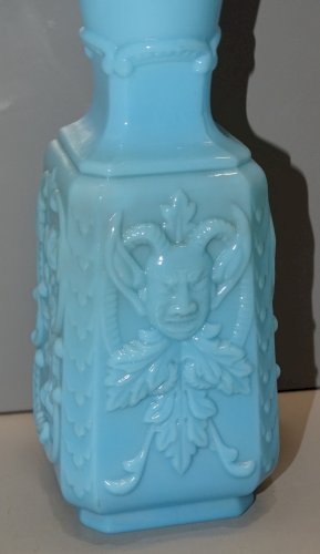 -ANCIEN VASE OPALINE de FOIRE BLEUE décor de Tête de DIABLE et Fleurs VITRINE  D