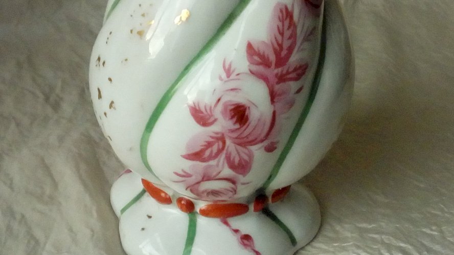 ANCIEN VASE OU FLACON EN PORCELAINE DE PARIS 19 éme*