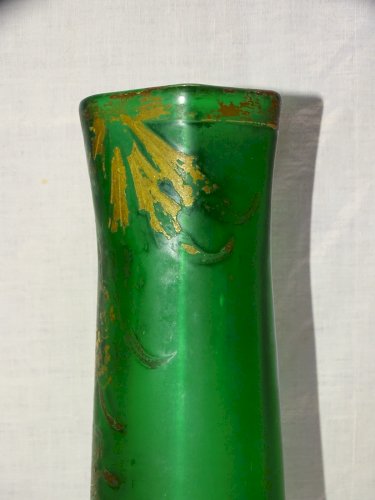 -ANCIEN VASE PATE DE VERRE de COULEUR VERTE MOTIFS Dorés Estompés VITRINE     D