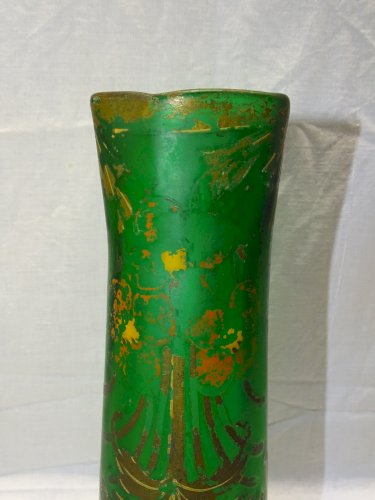 -ANCIEN VASE PATE DE VERRE de COULEUR VERTE MOTIFS Dorés Estompés VITRINE     D