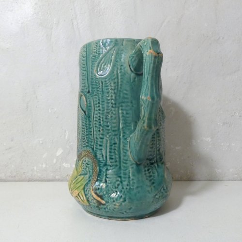 Ancien vase pichet en barbotine art déco turquoise au serpent
