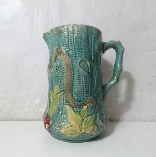 Ancien vase pichet en barbotine art déco turquoise au serpent