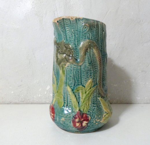 Ancien vase pichet en barbotine art déco turquoise au serpent