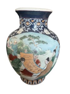 ancien vase porcelaine  Japonaise  décor scene de vie  sur fond bleu vintage