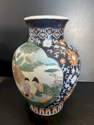 ancien vase porcelaine  Japonaise  décor scene de vie  sur fond bleu vintage