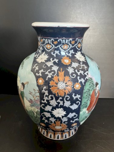 ancien vase porcelaine  Japonaise  décor scene de vie  sur fond bleu vintage