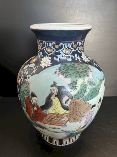 ancien vase porcelaine  Japonaise  décor scene de vie  sur fond bleu vintage