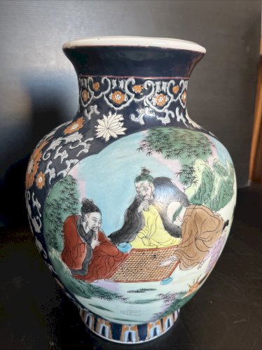 ancien vase porcelaine  Japonaise  décor scene de vie  sur fond bleu vintage