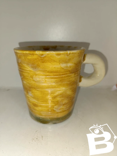 ancien vase/ pot avec anse signature à determiner en bon etat