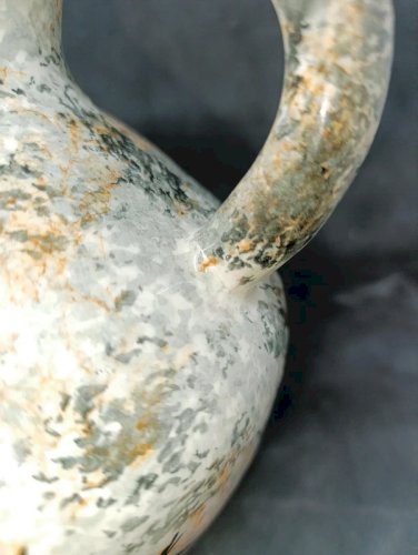 ancien vase style lascaux signé à trois anses en bon etat