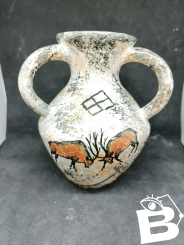 ancien vase style lascaux signé à trois anses en bon etat