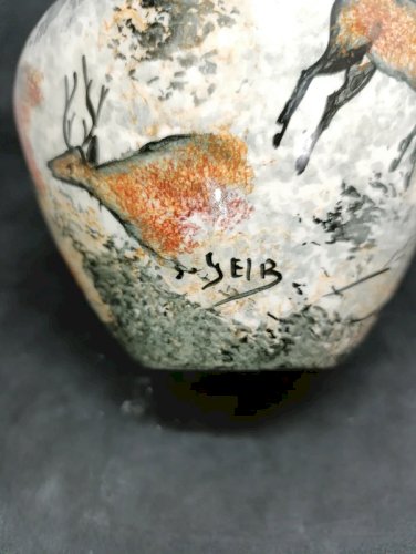 ancien vase style lascaux signé à trois anses en bon etat