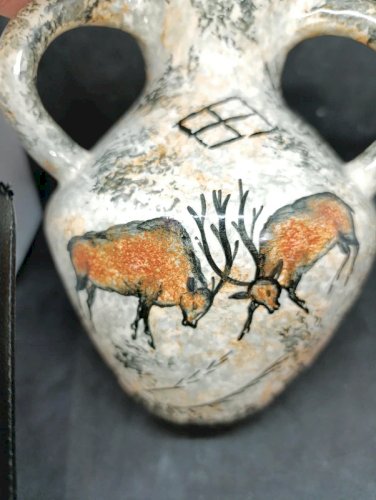 ancien vase style lascaux signé à trois anses en bon etat