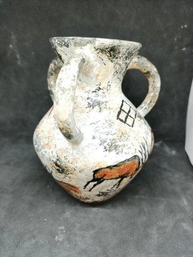ancien vase style lascaux signé à trois anses en bon etat