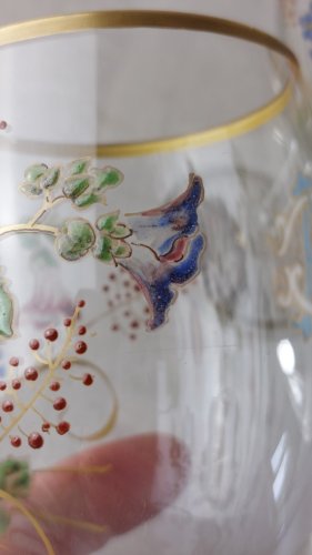 Ancien verre à pied, décor fleurs et monogrammes émaillés, Legras