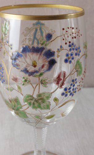 Ancien verre à pied, décor fleurs et monogrammes émaillés, Legras
