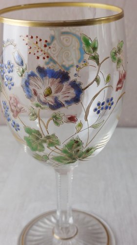 Ancien verre à pied, décor fleurs et monogrammes émaillés, Legras