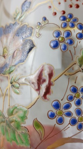 Ancien verre à pied, décor fleurs et monogrammes émaillés, Legras