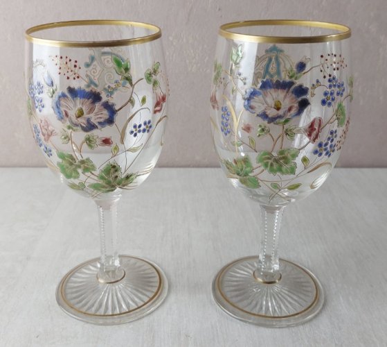 Ancien verre à pied, décor fleurs et monogrammes émaillés, Legras