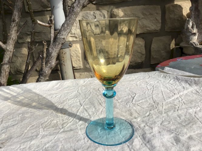 ANCIEN  VERRE à vin  BLEU TURQUOISE ET AMBRE GEORGES SAND ht 17CM