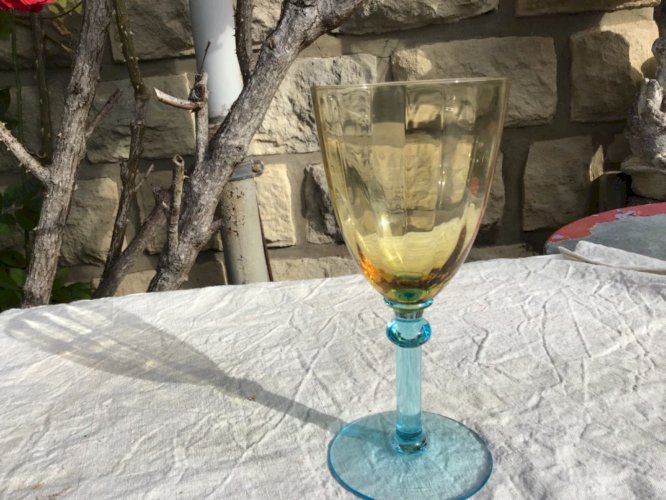 ANCIEN  VERRE à vin  BLEU TURQUOISE ET AMBRE GEORGES SAND ht 17CM