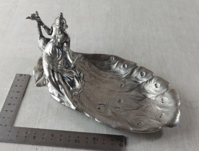 Ancien vide poche / baguier en étain, décor femme au miroir, Etain St Lambert