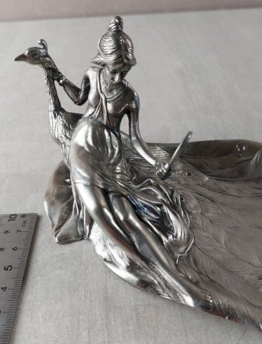 Ancien vide poche / baguier en étain, décor femme au miroir, Etain St Lambert