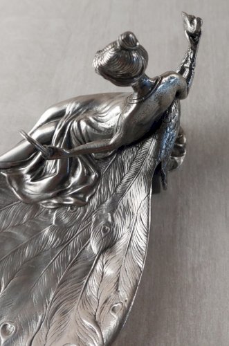 Ancien vide poche / baguier en étain, décor femme au miroir, Etain St Lambert