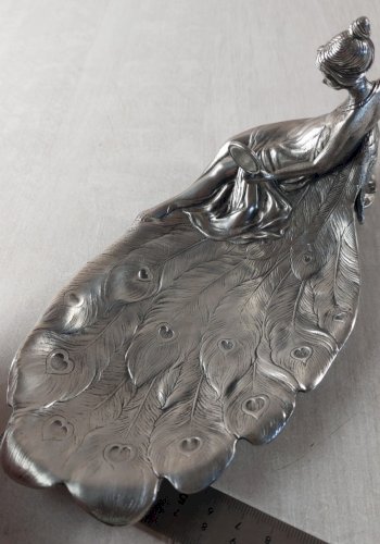 Ancien vide poche / baguier en étain, décor femme au miroir, Etain St Lambert