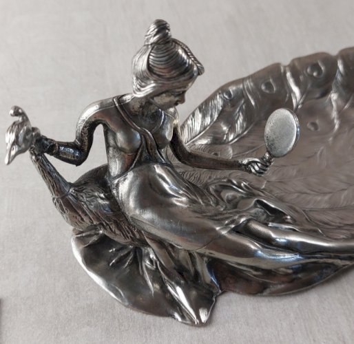 Ancien vide poche / baguier en étain, décor femme au miroir, Etain St Lambert