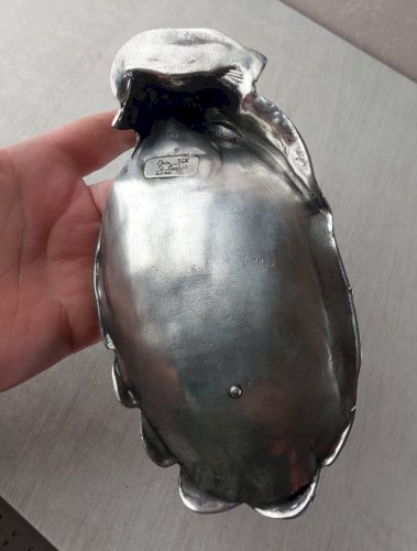 Ancien vide poche / baguier en étain, décor femme au miroir, Etain St Lambert