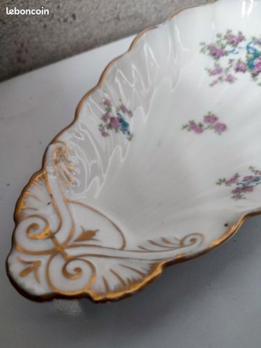 Ancien vide poche en porcelaine a decor flroal AH et C en bon etat(made in chiner)