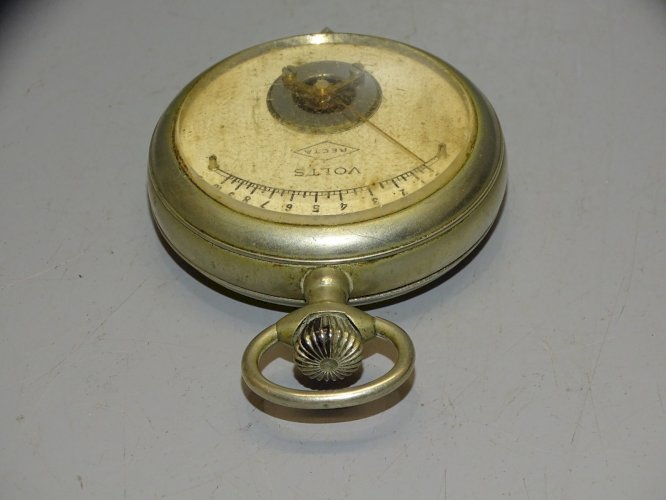 -ANCIEN VOLTMETRE de POCHE  10 VOLTS RECTA FORME MONTRE GOUSSET ARGENTAN  D