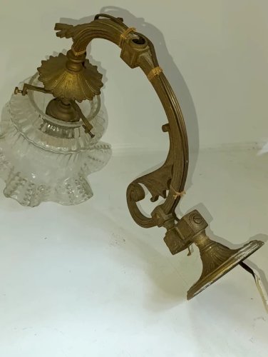 ancienne applique en laiton ou bronze avec tulipe en bon etat