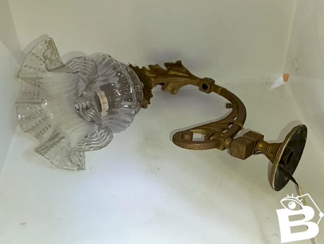ancienne applique en laiton ou bronze avec tulipe en bon etat
