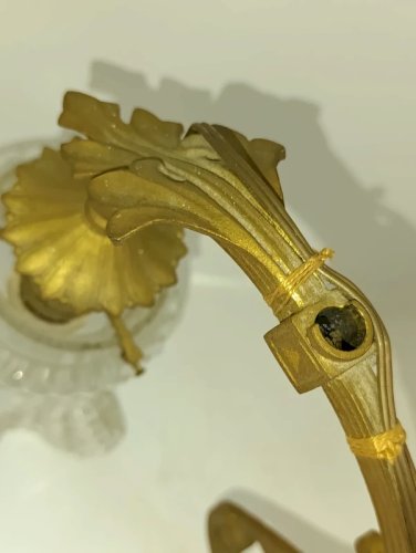 ancienne applique en laiton ou bronze avec tulipe en bon etat