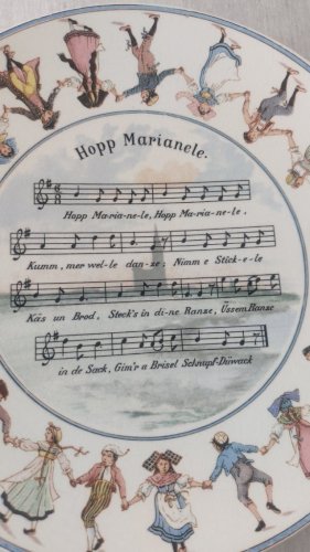 Ancienne assiette, décor chanson dAlsace, en céramique de Sarreguemines ^