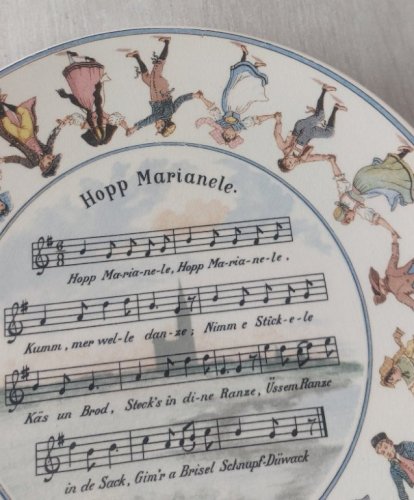 Ancienne assiette, décor chanson dAlsace, en céramique de Sarreguemines ^