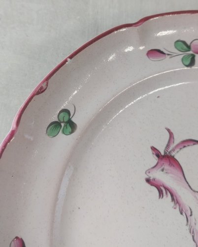 Ancienne assiette, décor chèvre sur terrasse, Les Islettes / faïence de l'Est ^