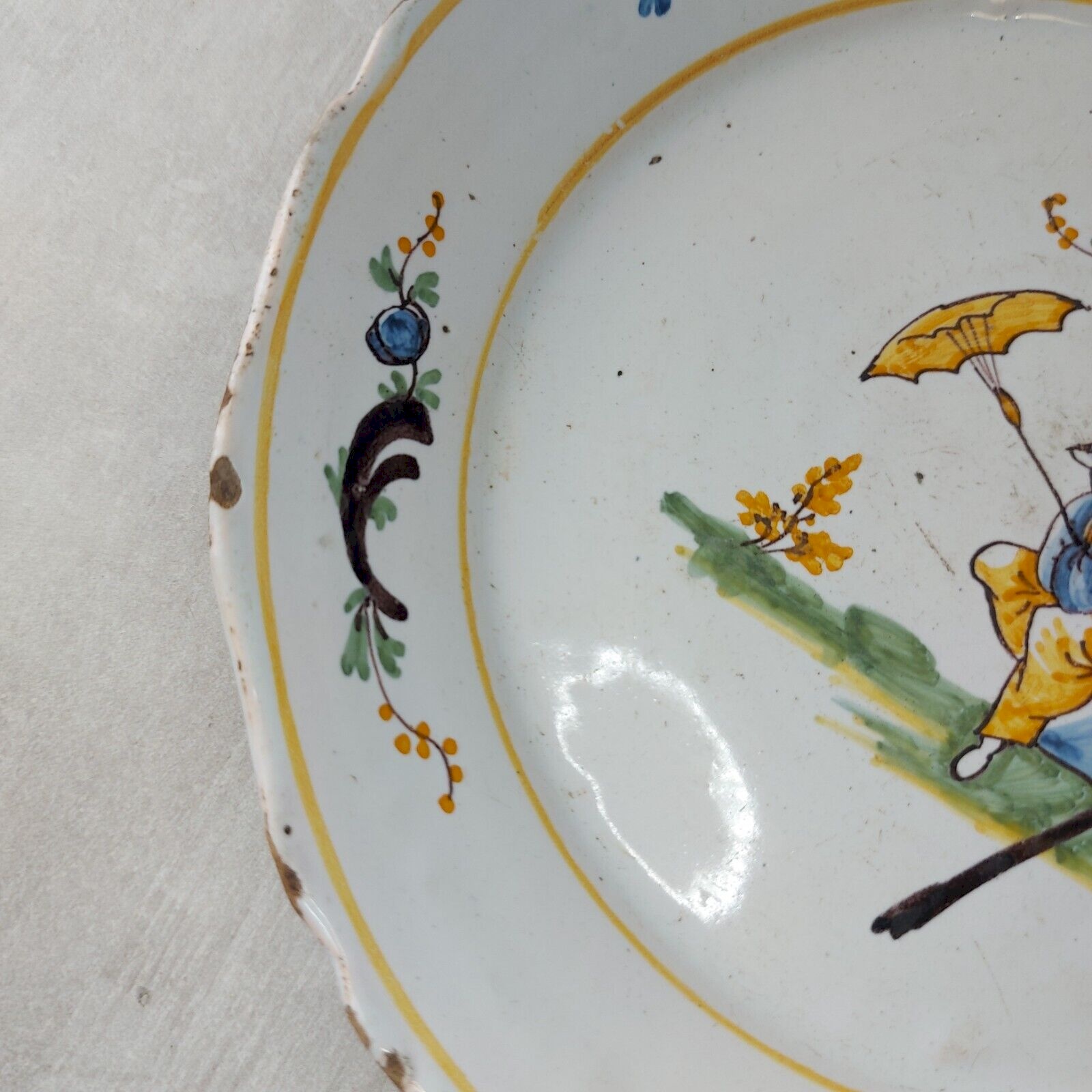Assiette en faïence de Saint-Clément 19ème siècle, à décor de corne d'abondance - France