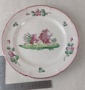 Old plate, lion decoration on terrace, Les Islettes / Eastern earthenware
