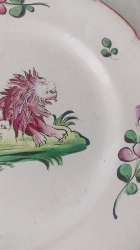 Ancienne assiette, décor lion sur terrasse, Les Islettes / faïence de l'Est ^